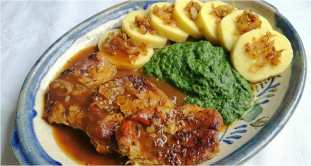 Vepřová pečeně s bramborovým knedlíkem v utěrce a dušeným špenátem Vepřová pečeně s bramborovým knedlíkem v utěrce a dušeným špenátem