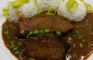 Poctivé hovězí na hrášku: Tradiční recept, který voní domovem Hovězí na hrášku s rýží – jemné maso v krémové cibulové omáčce