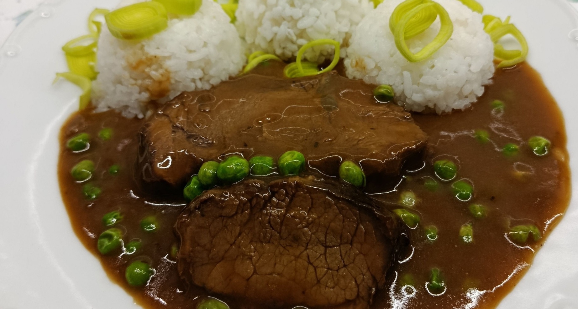 Hovězí na hrášku s rýží – jemné maso v krémové cibulové omáčce