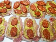 Vepřové karé zapečené se smetanou, sýrem a klobásou: Šťavnaté řízky bez trojobalu