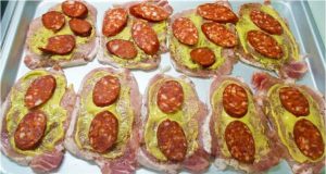 Vepřové karé zapečené se smetanou, sýrem a klobásou: Šťavnaté řízky bez trojobalu