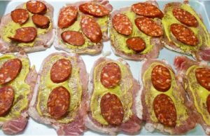 Vepřové karé zapečené se smetanou, sýrem a klobásou: Šťavnaté řízky bez trojobalu