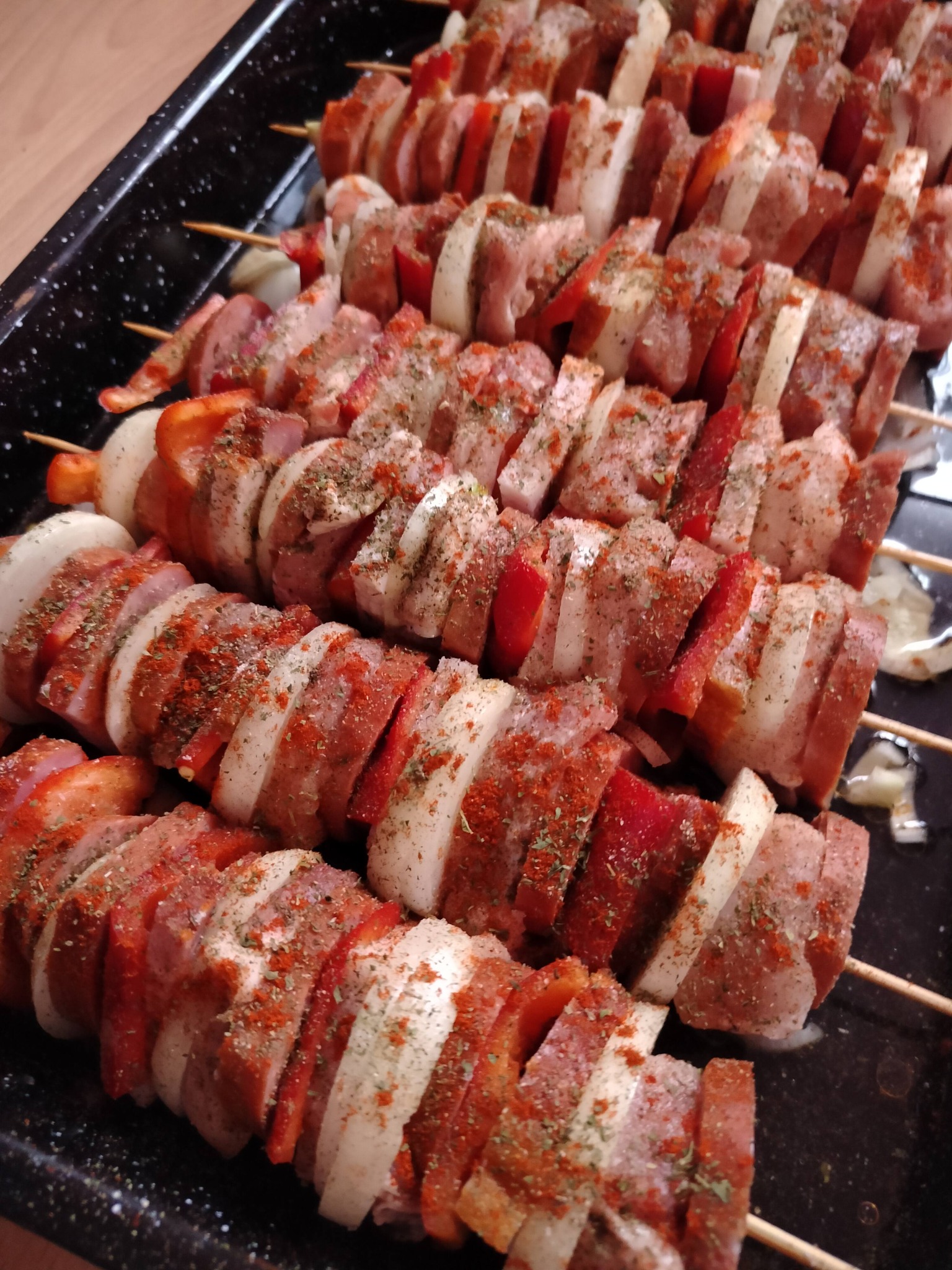 Poctivé vepřové špízy pečené v troubě – šťavnaté maso, uzenina a dokonalý výpek