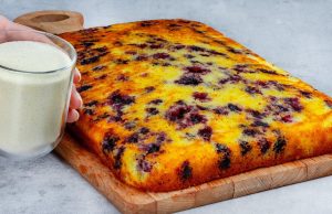 Nevíte co si připravit k odpolední kávě? Vyzkoušejte tento nadýchaný koláč s rybízem a kefírem! Nadýchaný rybízový koláč s kefírem – vláčný, svěží a hotový bez zbytečné práce