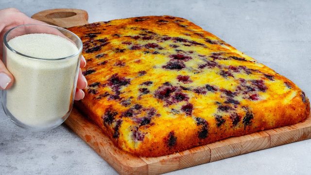 Nadýchaný rybízový koláč s kefírem – vláčný, svěží a hotový bez zbytečné práce