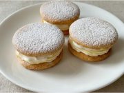 Medová kolečka s vanilkovým krémem: Elegantní krémeš v mini provedení Medová kolečka s vanilkovým krémem a šlehačkou – jemná klasika jako z cukrárny