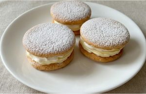 Medová kolečka s vanilkovým krémem: Elegantní krémeš v mini provedení Medová kolečka s vanilkovým krémem a šlehačkou – jemná klasika jako z cukrárny