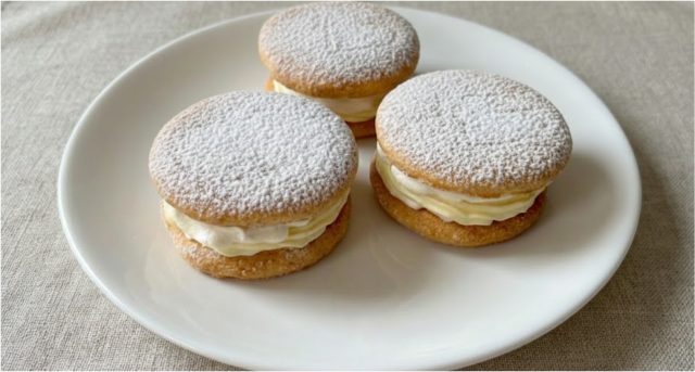 Medová kolečka s vanilkovým krémem a šlehačkou – jemná klasika jako z cukrárny