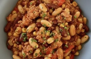 Mexické fazole z jednoho hrnce: Sytá a pikantní rychlovka s klobásou či mletým masem Mexické fazole z jednoho hrnce: Sytá a pikantní rychlovka s klobásou či mletým masem