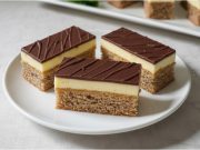 Nanukové řezy: Retro klenot s ořechy a kávovým nádechem Nanukové řezy s ořechovým korpusem a vanilkovým krémem – retro klasika ke kávě