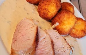 Vepřová panenka s nivovou omáčkou a sýrovými kroketami Vepřová panenka s nivovou omáčkou a domácími kroketami: Luxusní oběd jako z restaurace