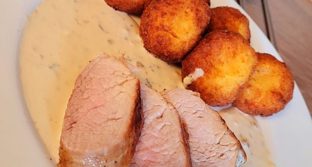 Vepřová panenka s nivovou omáčkou a domácími kroketami: Luxusní oběd jako z restaurace Vepřová panenka s nivovou omáčkou a domácími kroketami: Luxusní oběd jako z restaurace