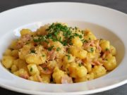 Domácí noky s vejci, šunkou a sýrem – poctivá rychlá večeře z dětství