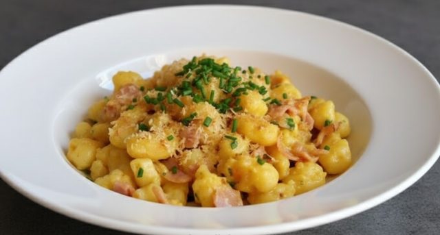 Domácí noky s vejci, šunkou a sýrem – poctivá rychlá večeře z dětství