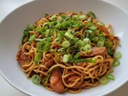Chutný a rychlý recept na wok nudle s kuřecím masem a zeleninou