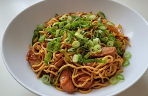 Chutný a rychlý recept na wok nudle s kuřecím masem a zeleninou