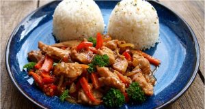 Marinované kuřecí nudličky se zeleninou z pánve