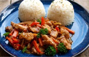 Pikantní kuřecí nudličky se zeleninou: Asie z jedné pánve Marinované kuřecí nudličky se zeleninou z pánve