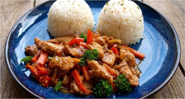 Marinované kuřecí nudličky se zeleninou z pánve