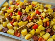 Živáňská na plechu: Poctivý masový pekáč, který voní dálkou Poctivá živáňská z jednoho plechu – maso, brambory a klobása pečené pod alobalem