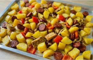 Živáňská na plechu: Poctivý masový pekáč, který voní dálkou Poctivá živáňská z jednoho plechu – maso, brambory a klobása pečené pod alobalem