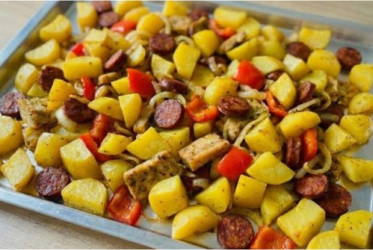 Živáňská na plechu: Poctivý masový pekáč, který voní dálkou Poctivá živáňská z jednoho plechu – maso, brambory a klobása pečené pod alobalem