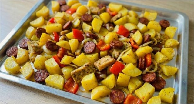 Poctivá živáňská z jednoho plechu – maso, brambory a klobása pečené pod alobalem Poctivá živáňská z jednoho plechu – maso, brambory a klobása pečené pod alobalem