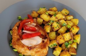 Zapékaná obložená krkovice: Šťavnatý „obrácený“ řízek, který si zamilujete Zapékaná obložená krkovice