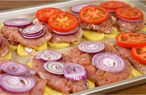 Zapečená vepřová pečeně na bramborách se sýrem a majonézou