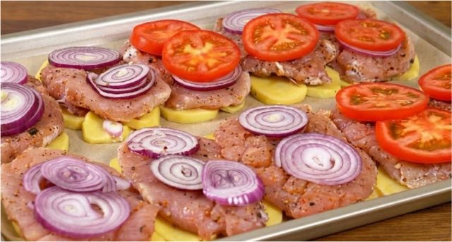 Zapečená vepřová pečeně na bramborách se sýrem a majonézou