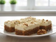 Nadýchané ořechové řezy bez mouky s citronovým žloutkovým krémem