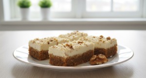 Jemné oříškové řezy s citronovým krémem Nadýchané ořechové řezy bez mouky s citronovým žloutkovým krémem