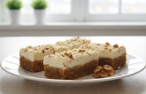 Jemné oříškové řezy s citronovým krémem Nadýchané ořechové řezy bez mouky s citronovým žloutkovým krémem