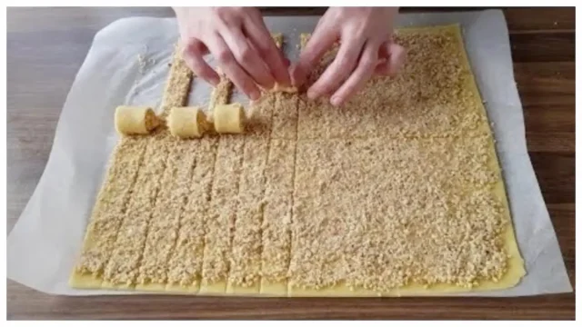 Ořechové válečky se zakysanou smetanou – křehké cukroví jako z cukrárny Ořechové válečky se zakysanou smetanou – křehké cukroví jako z cukrárny