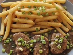 Šťavnatá vepřová panenka na jarní cibulce: Rychlý oběd s nádechem luxusu Šťavnatá vepřová panenka na jarní cibulce: Rychlý oběd s nádechem luxusu