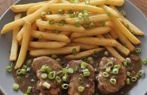 Šťavnatá vepřová panenka na jarní cibulce: Rychlý oběd s nádechem luxusu Šťavnatá vepřová panenka na jarní cibulce: Rychlý oběd s nádechem luxusu