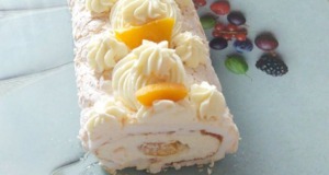 Pavlova roláda – lehký sněhový dezert s broskvemi