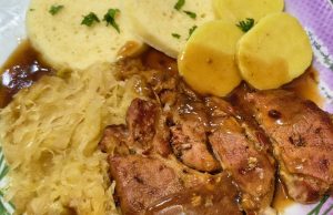 Pečená krkovice se zelím a domácími knedlíky