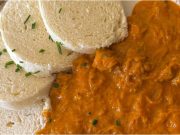 Pečený segedínský guláš: Tradiční chuť bez zbytečného míchání Segedínský guláš z trouby – dokonale křehké maso a hustá omáčka