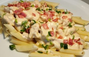 Krémové penne se sýrovou omáčkou: Rychlý oběd, který pohladí po duši Těstoviny s kuřecím masem v krémové sýrové omáčce – rychlá večeře jako z restaurace