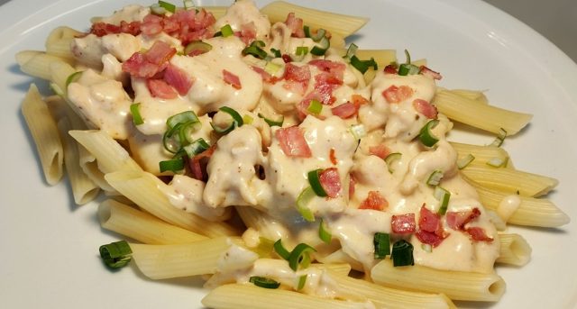 Těstoviny s kuřecím masem v krémové sýrové omáčce – rychlá večeře jako z restaurace