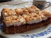 Pěnový ořech: Fantastický ořechový koláč se sněhovou čepicí Pěnový ořech – vláčný ořechový koláč se sněhem a džemem