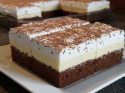 Famózní krémový zákusek: Čokoládový korpus se sněhovou čepicí Luxusní kakaový zákusek se žloutkovým krémem a sněhem