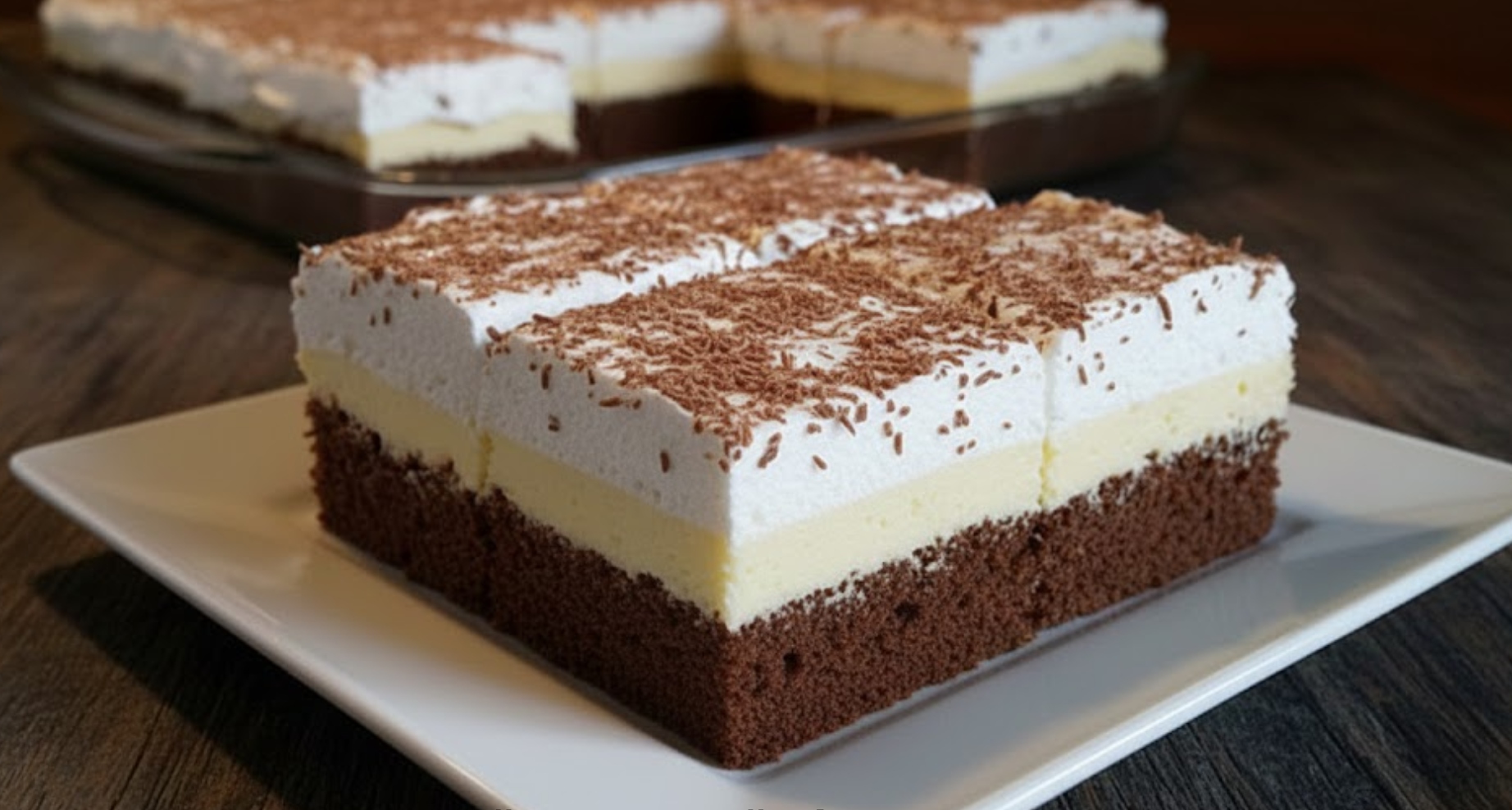 Luxusní kakaový zákusek se žloutkovým krémem a sněhem