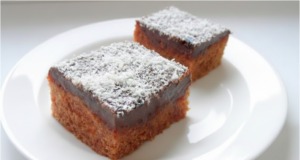 Perník se zakysanou smetanou Šťavnatý perník na plech se zavařeninou a čokoládovou polevou: Jednoduchý hrnkový recept