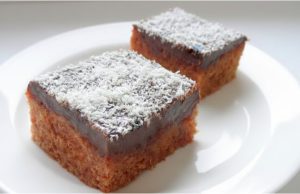 Perník se zakysanou smetanou Šťavnatý perník na plech se zavařeninou a čokoládovou polevou: Jednoduchý hrnkový recept