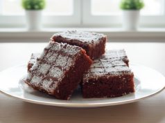 Vláčná kefírová buchta s medem, rozinkami a citronovou polevou