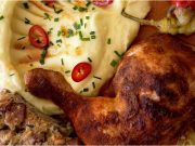 Pečená pikantní kuřecí stehna s poctivou nádivkou a máslovou kaší Kuřecí stehna pečená na másle s domácí nádivkou a kaší