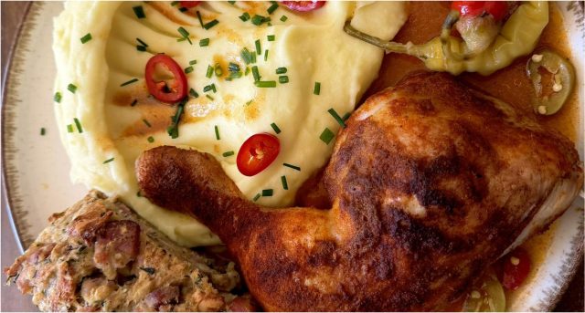 Kuřecí stehna pečená na másle s domácí nádivkou a kaší