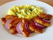 Pivní rarášci z kuřecího masa: šťavnaté kousky s bramborovou kaší a dipem